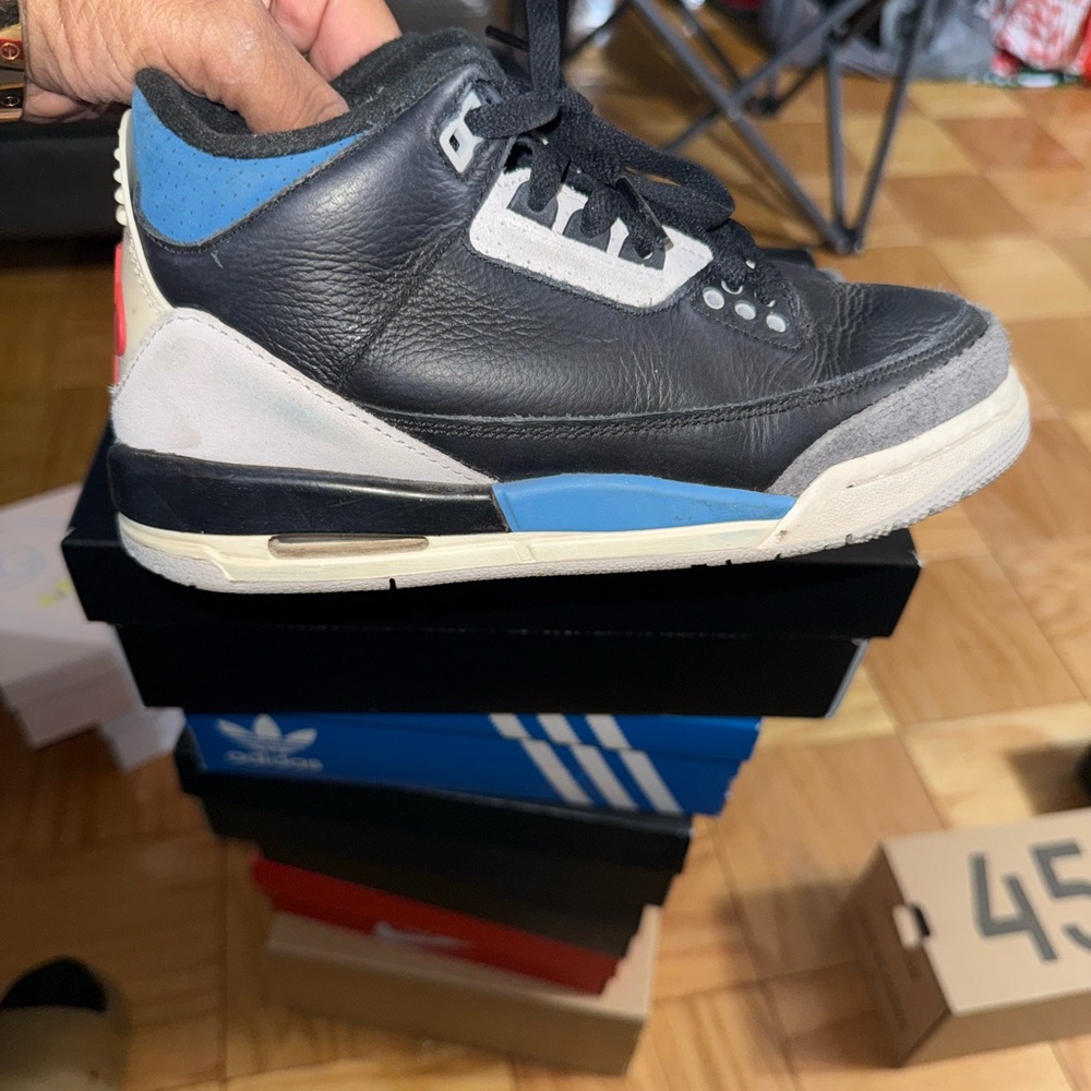 ⚠️SOLD⚠️ Jordan 3 Big kids size 4